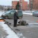 Kasinėjimo darbų likviduojant vandentiekio avariją Žiburio gatvėje neprireikė: užteko išpumpuoti vandenį iš šulinio ir pašalinti ten esančio vamzdžio trūkimą.Jono JUNEVIČIAUS nuotr.