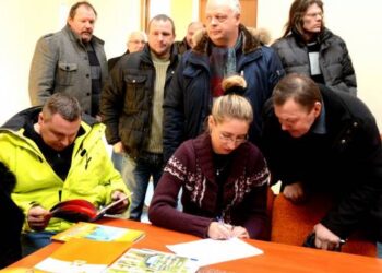 AB "Lytagra" parduodama žemės ūkio technika ūkininkai domėjosi itin noriai. Jono JUNEVIČIAUS nuotr.