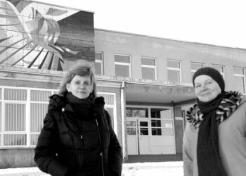 Burbiškio kaimo bendruomenės kultūros renginių iniciatorės ir organizatorės Daiva Diržienė ir Fortūna Rukšienė prie restauruoto kultūros namų pastato.