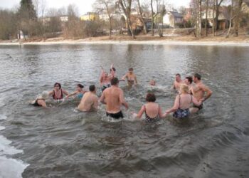 Kol krante šalo kailiniuoti anykštėnai, "ruoniai" nėrė į Šventąją. Vidmanto ŠMIGELSKO nuotr.