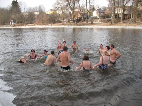 Kol krante šalo kailiniuoti anykštėnai, "ruoniai" nėrė į Šventąją. Vidmanto ŠMIGELSKO nuotr.
