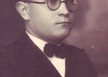 Kunigas Aleksandras Papučka, nuo jaunystės buvęs prasto regėjimo, iki senatvės visuomet fotografavosi tik su tokiais mėgstamais apskritais akiniais. Nuotrauka iš Irmos Randakevičienės rinkinių.
