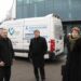 "Valstiečiai: Antanas Baura, Ramūnas Karbauskis ir Regina Patalauskienė prie akcijos "Išsaugokime vyrus" autobusiuko. Vidmanto ŠMIGELSKO nuotr.