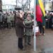 Šventės proga Lietuvos valstybės vėliavą kėlė muziejininkė, audimo mokytoja, audėja Dalia Bernotaitė – Janušienė ir Jonas Juodelis, Anykščių šviesuolis, pirmasis su žmona  buvęs pripažintas pavyzdingiausiai tvarkomos sodybos šeimininkais.Autoriaus nuotr.