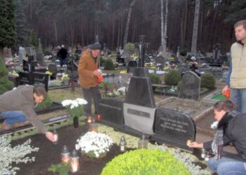 Ant krašto apsaugos savanorio ir šaulio S. Petraškos kapo Anykščių senosiose kapinėse per šventes jo bendražygiai uždega žvakutes. T. Kontrimavičiaus (VŽM) nuotrauka.