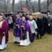 Anykščių Šv. apaštalo evangelisto Mato  parapijos tikintieji ir  daugiau kaip trys dešimtys kunigų, abu Panevėžio vyskupai palydėjo į paskutinę kelionę kunigą Bronių Žilinską. Autoriaus nuotr.
