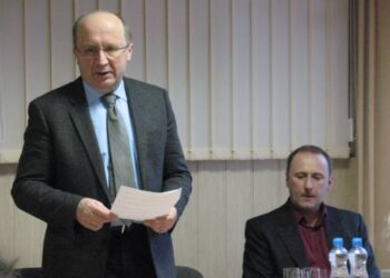 Seimo opozicijos lyderį Andrių Kubilių į susitikimą su gyventojais atlydėjo mero  patarėjas Virgilijus Milaknis.  Vidmanto ŠMIGELSKO nuotr.