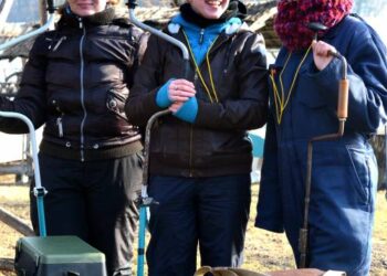 Su patyrusiais žvejais ant Rubikių ežero ledo rungėsi „Trys akleikos“ Gerda Pilkauskaitė, Kristina Rudokaitė ir Agnė Tveritnevaitė.