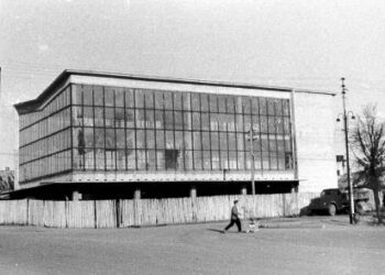 Izidoriaus Girčio nuotraukoje – 1964-ųjų pavasaris Anykščiuose, baigiamą statyti Anykščių universalinės parduotuvės pastatą dar supa medinė tvora.