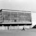 Izidoriaus Girčio nuotraukoje – 1964-ųjų pavasaris Anykščiuose, baigiamą statyti Anykščių universalinės parduotuvės pastatą dar supa medinė tvora.