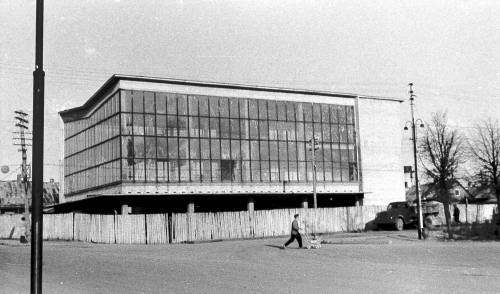 Izidoriaus Girčio nuotraukoje – 1964-ųjų pavasaris Anykščiuose, baigiamą statyti Anykščių universalinės parduotuvės pastatą dar supa medinė tvora.