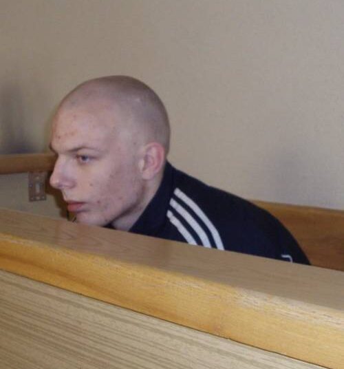 Kai teismo posėdžio metu parodymus davė nukentėjęs policininkas, žmogžudys Edgaras Karlauskas nevyniojo žodžių į vatą: „Aš tau šikną suspardysiu...“Autoriaus nuotr.