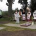 Skulptorius A. Žukauskas kalba, pristatydamas savo skulptūrinę kompoziciją Anykščių senosiose kapinėse, kur palaidoti ir jo protėviai. T. Kontrimavičiaus (VŽM) nuotrauka.