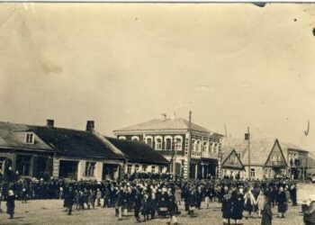 Pirmoji Anykščių viešoji biblioteka veikė galbūt kažkuriame iš šių senamiesčio pastatų, kurie 1944 m. vasarą ištisai buvo sugriauti. A. Baranausko ir A. Vienuolio-Žukausko memorialinio muziejaus fondų nuotrauka.