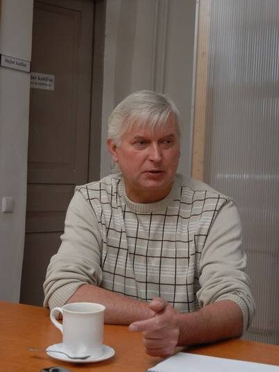 Arūnas Liogė: "Jei tikrai tas 0,5 milijono litų nusės menų inkubatoriuje, tokią lašelinę galima pateisinti tik tada, kai menų inkubatoriaus patalpomis ir inventoriumi kasdien naudos mūsų anykštėnų: muzikos ir dailės mokyklų mokytojai su savo mokiniais, meno kolektyvų vadovai su savo auklėtiniais".