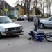Vilniaus gatvėje ties įvažiavimu į Norfą susidūrė automobilis ir motociklas. Autoriaus nuotr.