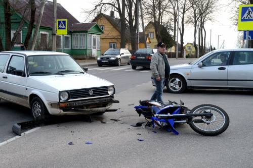 Vilniaus gatvėje ties įvažiavimu į Norfą susidūrė automobilis ir motociklas. Autoriaus nuotr.