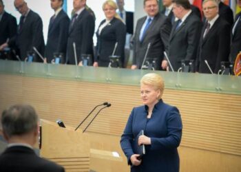 Prezidentė Dalia Grybauskaitė: „Kreipiuosi į visus žiniasklaidos savininkus ir vadovus, į kiekvieną šalies žurnalistą ir apžvalgininką asmeniškai – padėkite mūsų žmonėms atskirti melą nuo tiesos, aiškiai ir suprantamai informuokite visuomenę apie kėslus prieš mūsų valstybę, būkite atsvara priešiškų jėgų dezinformacijai ir propagandai“.