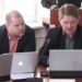 Liberalai Lukas Pakeltis ir Alvydas Gervinskas bando aiškintis kas ir kaip vyksta Anykščių menų inkubatoriuje. Vidmanto ŠMIGELSKO nuotr.