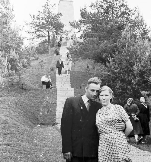 Anykštėnai Jono Biliūno antkapinio paminklo atidengimo iškilmėse 1958 m. vasarą prie Liudiškių kalvos. Izidoriaus Girčio nuotrauka.