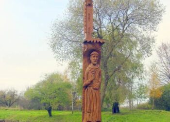 Vienas įspūdingiausių V. Survilos kūrinių – kryžius su Šv. Pranciškaus skulptūrine figūra Latavėnuose, Baltakių giminės sodybvietėje. T. Kontrimavičiaus (VŽM) nuotrauka.