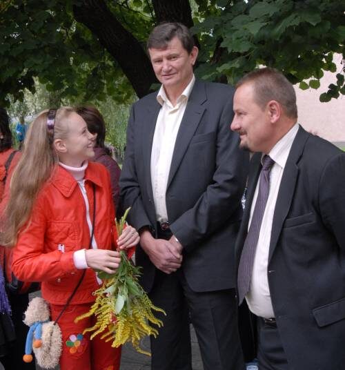 Sergejus Jovaiša (centre) taps Anykščių rajono mero, konservatoriaus Sigučio Obelevičiaus (dešinėje) kolega.