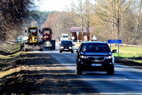 Greideriai skuta kelkraštį kelyje Anykščiai – Rokiškis.Autoriaus nuotr.