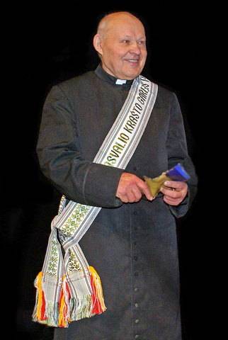 Kunigui Albinui Pipirui 2009 m. buvo suteiktas Pasvalio krašto garbės piliečio vardas. Pasvalio rajono savivaldybės nuotrauka.