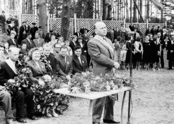 Tautine juosta pagerbtas J. Baltušis Dainuvos slėnyje kreipiasi į anykštėnus apie 1968 m. Izidoriaus Girčio nuotrauka.