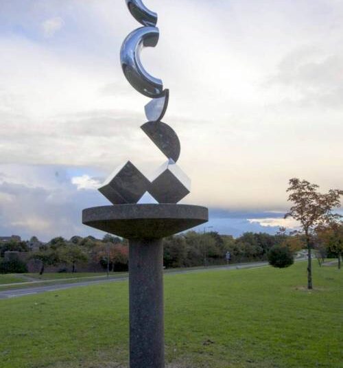 Vienas garsiausių A. Braždžio kūrinių – metalo skulptūra „Echo“, 1973 m. pastatyta Harlovo (Didžioji Britanija) miesto parke. www.markridgwell.co.uk nuotrauka.