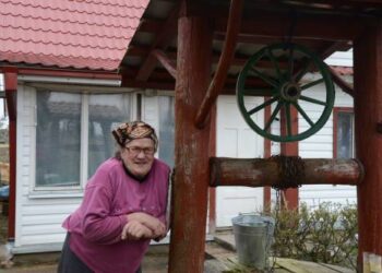 Genovaitė Krikščiūnienė viena užaugino 3 vaikus ir džiaugiasi sodybą drožiniais puošiančiu sūnum Linu.