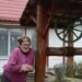 Genovaitė Krikščiūnienė viena užaugino 3 vaikus ir džiaugiasi sodybą drožiniais puošiančiu sūnum Linu.