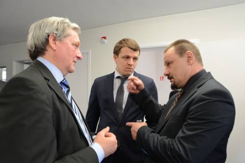 Atrodo, kad Anykščių rajono meras Sigutis Obelevičius (dešinėje) turėjo apie ką pakalbėti su Lietuvos verslo konfederacijos direktoriumi Algimantu Akstinu (kairėje).Jono JUNEVIČIAUS nuotr.