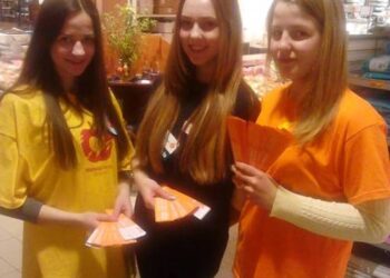 Raudonojo Kryžiaus savanorės Rugilė Petrauskaitė,  Simona Bužinskaitė ir Karolina Zelevaitė antrą kartą dalyvauja tokioje akcijoje,