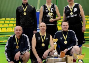 “Jaros saugos” komandos dalis po pirmenybių nugalėtojų apdovanojimo.Autoriaus nuotr.