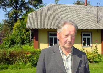 Bronius Karvelis savo sodyboje 2011-ųjų vasarą. T. Kontrimavičiaus (VŽM) nuotrauka.