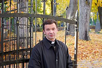 Dalius Tubys prie Biržų bažnyčios šventoriaus vartų. www.birzietis.lt nuotrauka.