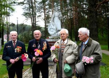 Minėjime Anykščių karių kapinėse dalyvavo tik keturi Antrojo pasaulinio karo dalyviai anykštėnai: Atilius Balaišis iš Vaitkūnų kaimo, Osvaldas Balna iš Kavarsko, Antanas Baltrūnas iš Troškūnų ir Karo veteranų Anykščių skyriaus tarybos pirmininkas Vincas Radušis.Jono JUNEVIČIAUS nuotr.