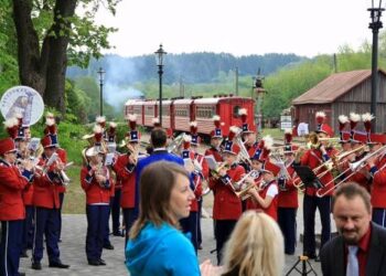 Pilnutėlį penkių vagonų traukinį  palydėjo jaunimo orkestras “Aukštyn".