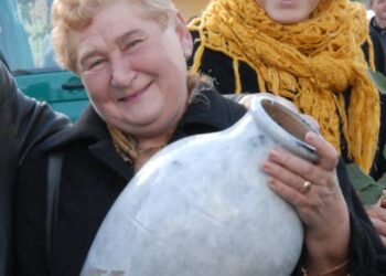 ŽŪB „Elma“ augalininkystės padalinio vadovė Janina Kisielienė (su ąsočiu) jaučia apmaudą, kad dauguma kaimiečių prezidento rinkimuose balsavo už konservatorių remiamą Dalią Grybauskaitę, bet ne už jos partietį, Ignalinos rajono merą Bronį Ropę. Valstiečių ir žaliųjų sąjungos narė J.Kisielienė, trūkus vandentiekiui, kaimo gyventojus galėtų pagirdyti bent jau iš ąsočio.Autoriaus nuotr.