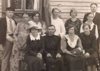 Salako moterų katalikių draugijos aktyvas su vikaru Jonu Matuliu (centre) apie 1931 m. Zarasų krašto muziejaus fondų nuotrauka.