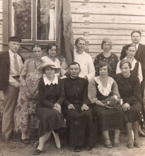 Salako moterų katalikių draugijos aktyvas su vikaru Jonu Matuliu (centre) apie 1931 m. Zarasų krašto muziejaus fondų nuotrauka.