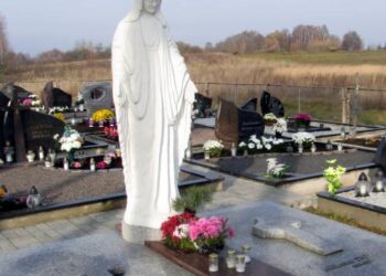 Alberto Pūko kapą Traupio kapinėse ženklina jo paties sukurta balta betoninė Švč. Mergelės Marijos Dievo Motinos – Pramislavos Madonos skulptūra. T. Kontrimavičiaus nuotrauka.