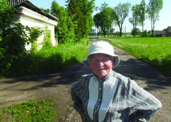 Nors ir pensininkė, Aldona Bernadišienė yra aktyvi Surdegio visuomenininkė, pastaruoju metu vadovauja atidirbinėjantiems už pašalpas žmonėms.