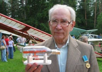 Į aviacijos šventę Dainuvos slėnyje 2003 m. vasarą A. Kovaliūnas atėjo pasipuošęs jam 1996 m. įteiktu S. Dariaus ir S. Girėno atminimo medaliu. Šeimos archyvo nuotrauka.