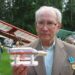 Į aviacijos šventę Dainuvos slėnyje 2003 m. vasarą A. Kovaliūnas atėjo pasipuošęs jam 1996 m. įteiktu S. Dariaus ir S. Girėno atminimo medaliu. Šeimos archyvo nuotrauka.