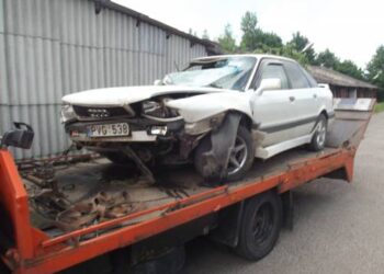 Per avariją išdužo „Audi 80“ priekinis stiklas.Autoriaus nuotr,