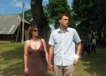 D. Gudelis – tuo metu dar Anykščių meras su būsimąja žmona Neringa 2003 m. birželį Niūronyse, šventėje „Bėk bėk, žirgeli!“. T. Kontrimavičiaus nuotrauka.