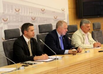 Nuotraukoje spaudos konferencijos dalyviai (iš kairės): TS-LKD nariai V. Semeška, A. Anušauskas ir V. Valiušis.Agnės Bardauskaitės nuotrauka