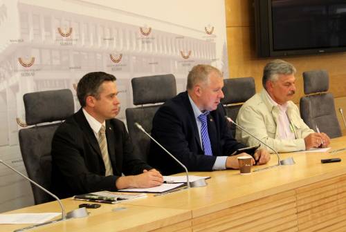 Nuotraukoje spaudos konferencijos dalyviai (iš kairės): TS-LKD nariai V. Semeška, A. Anušauskas ir V. Valiušis.Agnės Bardauskaitės nuotrauka